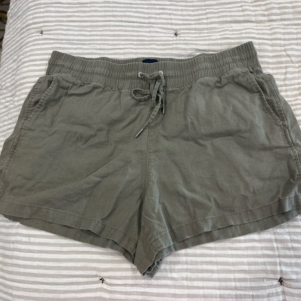GAP Women's Cargo Shorts in Olive